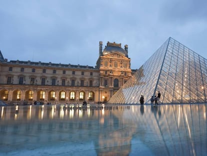 La pirámide del museo Louvre de París.