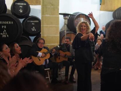 Celebración de una zambomba en la cava de Bodegas Tradición, en Jerez de la Frontera (Cádiz).