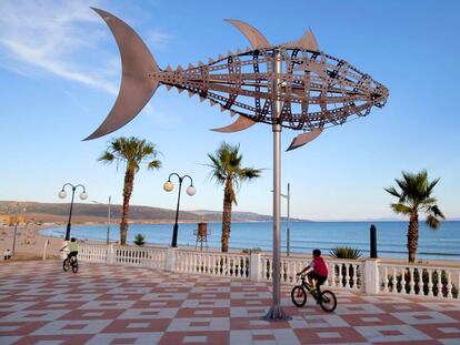 Escultura dedicada al atún en el pueblo gaditano de Barbate. En vídeo, recorrido del atún: del mar al plato.