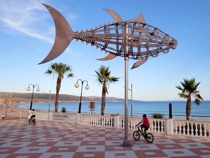 Escultura dedicada al atún en el pueblo gaditano de Barbate. En vídeo, recorrido del atún: del mar al plato.