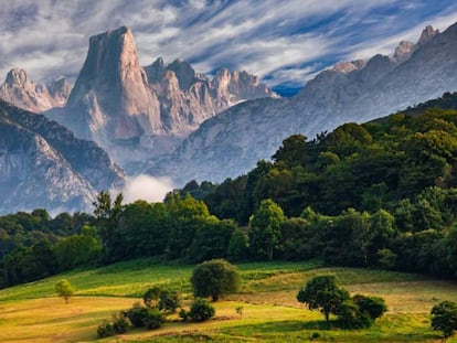 El Naranjo de Bulnes, o Picu Urriellu, en la vertiente asturiana del parque nacional de Picos de Europa. En vídeo, el periódico 'New York Times' recomienda visitar Asturias, Menorca y El Valle de Arán.