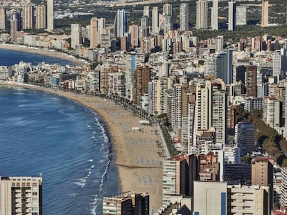 Las playas de Levante y Poniente en Benidorm (Alicante). En vídeo, tráiler de la película 'Nieva en Benidorm', dirigida por Isabel Coixet.