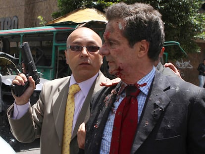 Fernando Londoño, acompañado por un guardaespaldas tras la explosión.