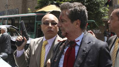 El exministro Londoño, junto a dos guardaespaldas. / F. BUILES (REUTERS)