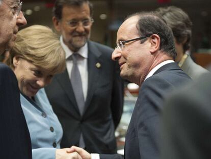 Hollande y Merkel se saludan entre Monti y Rajoy.