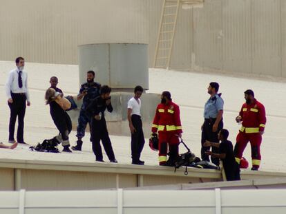 Los equipos de rescate evacuan a víctimas del interior del centro comercial.