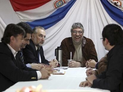 Mientras el nuevo Gobierno de Paraguay tomaba posesión, el expresidente Fernando Lugo reunió el lunes un equipo propio que denominó 'Gabinete por la restauración democrática' formado por sus colaboradores.