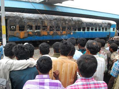 Al menos 47 muertos en el incendio de un tren en India