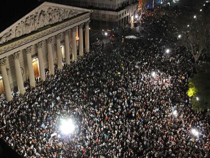 Miles de argentinos golpean sus cacerolas contra la política del Gobierno