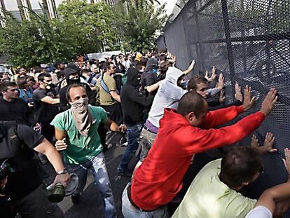 Choques en Atenas entre policía y manifestantes por la visita de Merkel