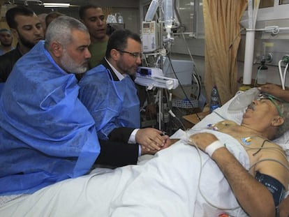 El primer ministro egipcio (con gafas) y el primer ministro de Hamás visitan un hospital en Gaza. Foto: EFE / Vídeo: Atlas