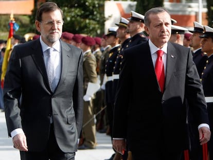 Rajoy y Erdogan pasan revista a las tropas en el Palacio de la Moncloa.