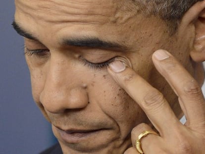 Obama se seca las lágrimas durante su discurso./ Foto: MICHAEL REYNOLDS (EFE)