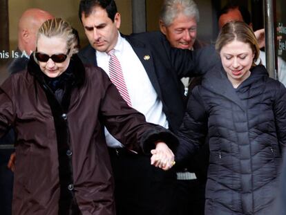 Hillary Clinton sale del hospital.