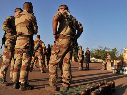 Soldados del 2º Regimiento de Infantería de Marina francés llegan este martes a la base militar de Bamako para su despliegue en el norte de Malí.