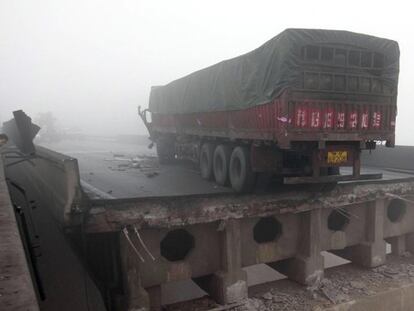 Un camión de fuegos artificiales explota y hunde un puente en una autovía china