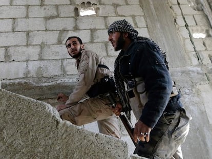Dos rebeldes, en un barrio a las afueras de Damasco el pasado día 9 (Foto: Gorán Tomasevic)