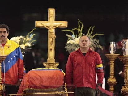 Maduro (izq.) y Cabello, en la capilla ardiente.