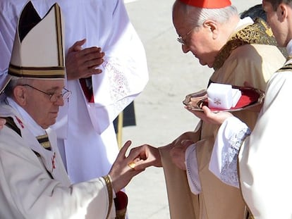 El papa recibe el anillo del Pescador