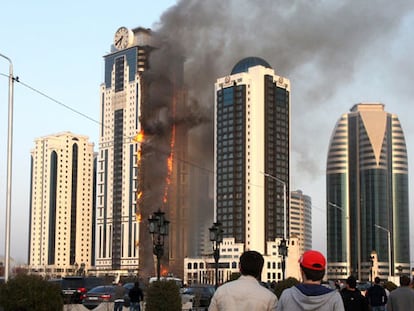 El edificio Olimp de Grozni, en llamas.