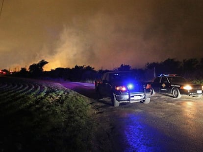 Carretera de acceso a la planta de fertilizantes cortada por la policía.