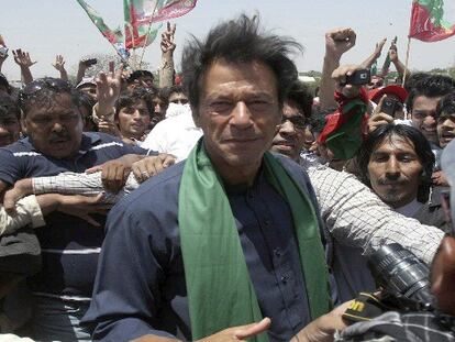 Un candidato paquistaní resulta herido tras caerse en un mitin electoral