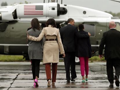 Obama, su esposa y sus hijas, al llegar a Belfast.