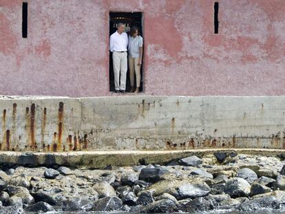 Barack Obama y su esposa, Michelle, se asoman a la llamada “puerta sin retorno” de la Casa de los Esclavos, en la isla de Gorée, cerca de Dakar.