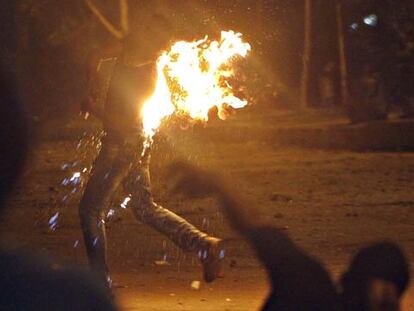 Manifestante alcanzado por un cóctel molotov.