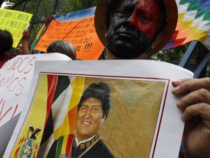 Un manifestante sostiene un retrato de Evo Morales.