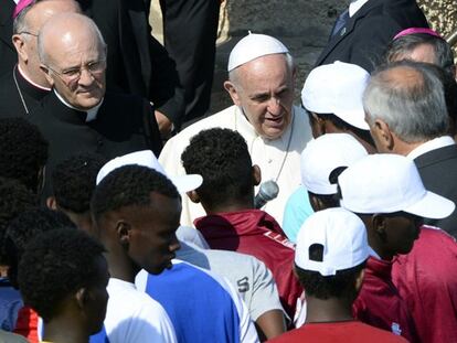 El Papa charla con inmigrantes en Lampedusa.