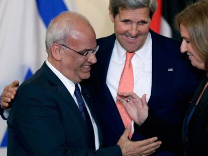 El jefe de la diplomacia de EE UU, John Kerry (C), con Tzipi Livni (d) y Saeb Erekat (i), esta tarde en Washington.