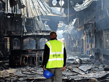 Un aparatoso incendio obliga a cerrar el aeropuerto de Nairobi