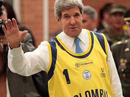 Kerry saluda a soldados colombianos heridos.
