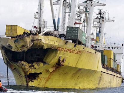 Estado del carguero tras el choque. / VÍDEO: REUTERS- LIVE!/ FOTO: EFE