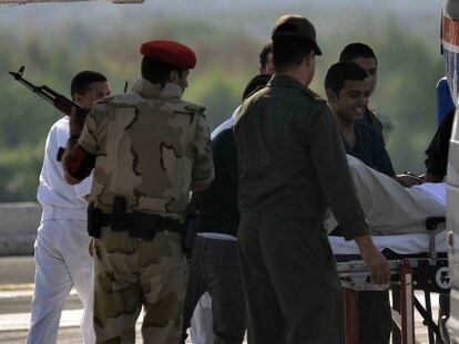 Mubarak es introducido en una ambulancia.
