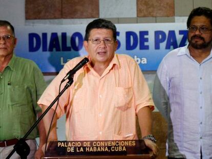 Las FARC anuncian “una pausa” en el diálogo e insisten en una Constituyente
