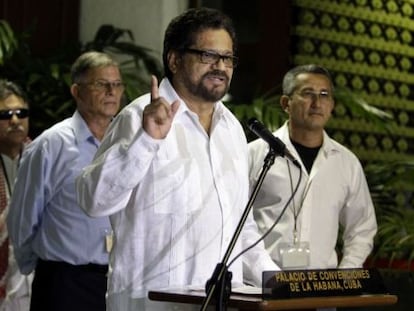 Las FARC se mantienen en la mesa de paz, pero rechazan la consulta de Santos