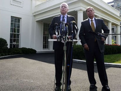 Los senadores republicanos John McCain y Lindsey Graham.