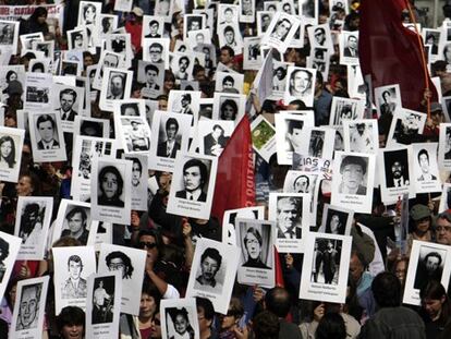 Manifestación en recuerdo a las víctimas de la dictadura chilena.