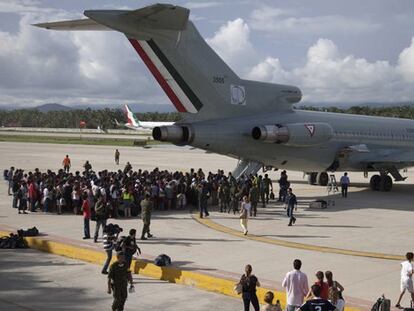 Turistas a punto de ser evacuados por el ejército mexicano.