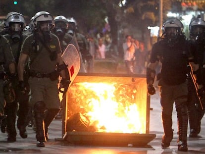 Policías antidisturbios en las calles de Tesalónica.