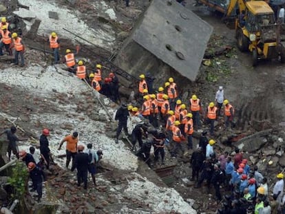 Más de 40 muertos en India al desplomarse un edificio en Bombay