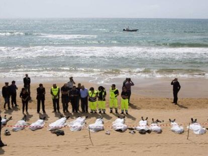 Al menos 13 inmigrantes mueren al intentar alcanzar la costa de Italia