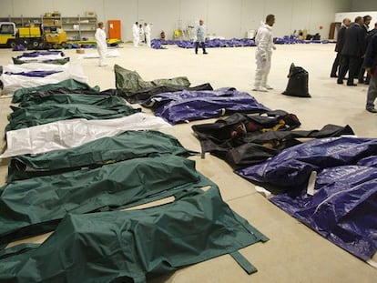 El aeropuerto de Lampedusa convertido en una morgue.