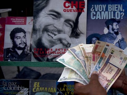 Un vendedor de libros con pesos convertibles en La Habana.
