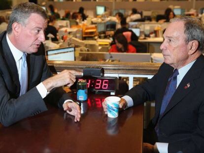 El alcalde electo de Nueva York, Bill Blasio, habla con el actual regidor, Michael Bloomberg, hoy.