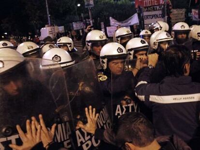 La policía desaloja la sede de la televisión pública griega ocupada por los empleados