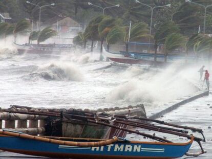 Un supertifón con vientos de más de 300 kilómetros por hora azota Filipinas