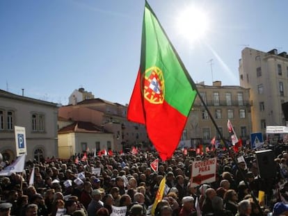 Portugal aprueba un presupuesto restrictivo entre protestas multitudinarias